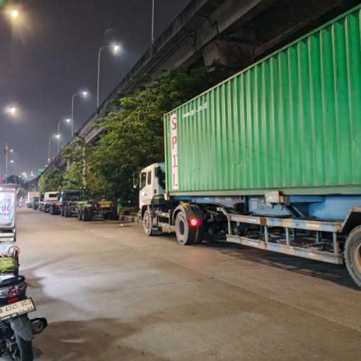 Parkir liar di Sepanjang Jalan Jampea Jakarta Utara .