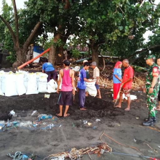BABINSA PENGAMBENGAN PASANG TANGGUL DARURAT CEGAH ABRASI DI PANTAI UJUNG CEMARA