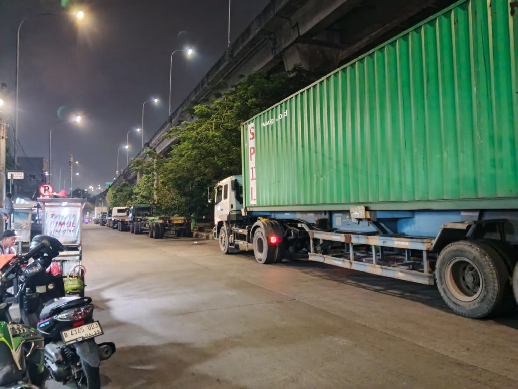 Parkir liar di Sepanjang Jalan Jampea Jakarta Utara .